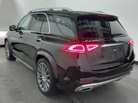 Skats no kreisās puses aizmugurē