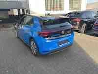 Skats no kreisās puses aizmugurē