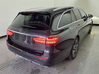 Pogled od pozadi desno