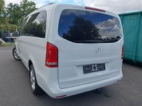 Skats no kreisās puses aizmugurē