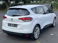 Skats no labās puses aizmugurē