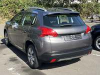 Skats no kreisās puses aizmugurē