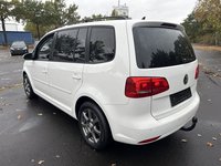 Skats no kreisās puses aizmugurē