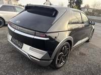 Skats no labās puses aizmugurē