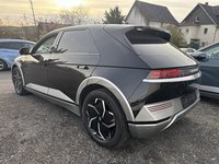 Skats no kreisās puses aizmugurē