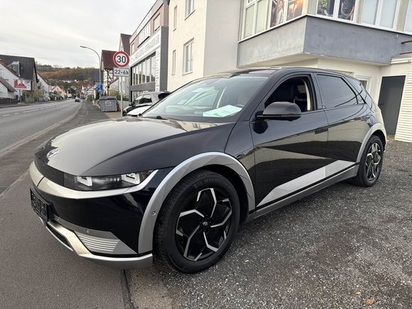 Skats no kreisās puses priekšā