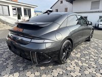 Skats no labās puses aizmugurē