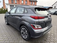 Skats no kreisās puses aizmugurē