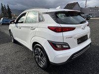 Skats no kreisās puses aizmugurē