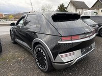 Skats no kreisās puses aizmugurē