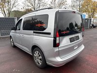 Skats no kreisās puses aizmugurē