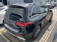 Skats no labās puses aizmugurē