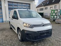 Skats no labās puses priekšā