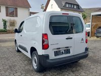 Skats no kreisās puses aizmugurē