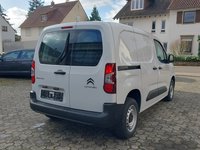 Skats no labās puses aizmugurē