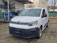 Skats no kreisās puses priekšā