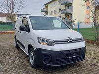 Skats no labās puses priekšā