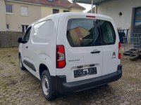 Skats no kreisās puses aizmugurē