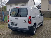 Skats no labās puses aizmugurē