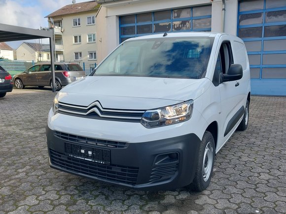 Skats no kreisās puses priekšā