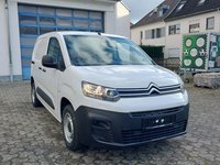 Skats no labās puses priekšā