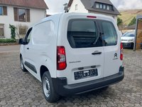 Skats no kreisās puses aizmugurē