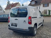 Skats no labās puses aizmugurē