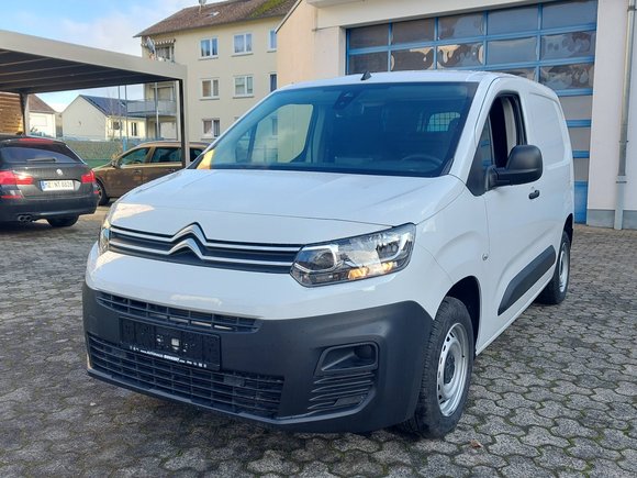 Skats no kreisās puses priekšā