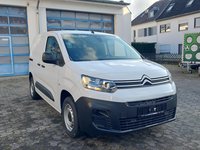 Skats no labās puses priekšā