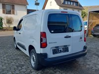 Skats no kreisās puses aizmugurē