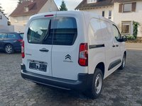 Skats no labās puses aizmugurē