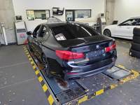 Skats no kreisās puses aizmugurē