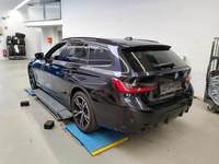 Skats no kreisās puses aizmugurē