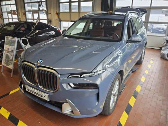 Skats no kreisās puses priekšā