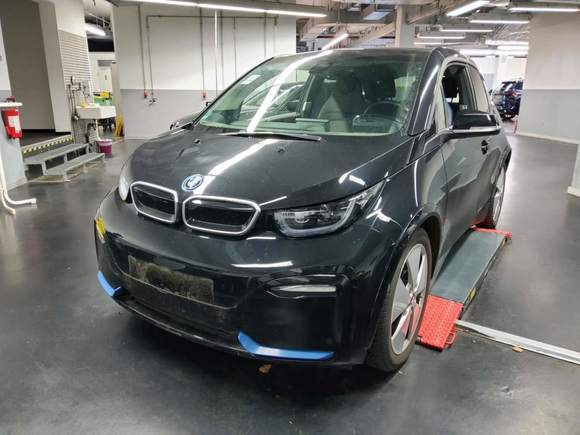 Skats no kreisās puses priekšā