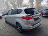 Vaade tagant vasakult