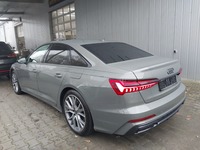 Vaade tagant vasakult