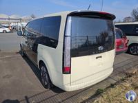 Vaade tagant vasakult