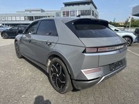 Skats no kreisās puses aizmugurē