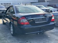 Skats no kreisās puses aizmugurē