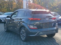 Skats no kreisās puses aizmugurē