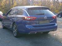 Skats no kreisās puses aizmugurē