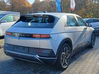 Skats no labās puses aizmugurē