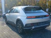 Skats no kreisās puses aizmugurē