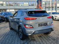 Skats no kreisās puses aizmugurē