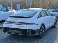 Skats no labās puses aizmugurē