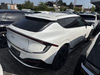 Skats no labās puses aizmugurē