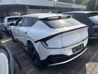 Skats no kreisās puses aizmugurē