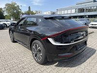 Skats no kreisās puses aizmugurē