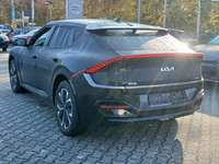 Skats no kreisās puses aizmugurē